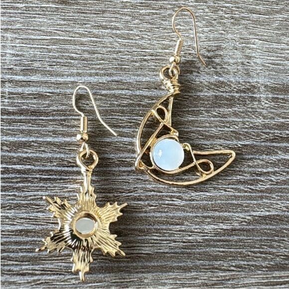 Gold Sun and Moon Earrings N1093 - Picture 3 of 3